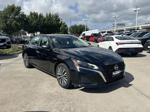 Super Black 2025 Nissan Altima 2.5 SV