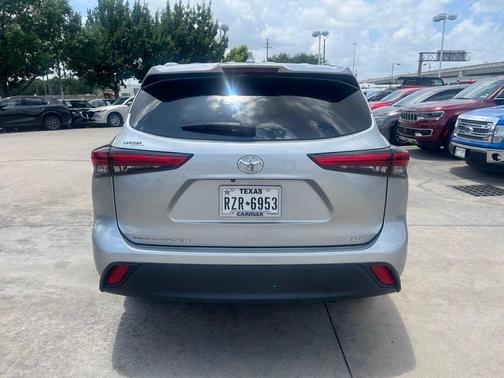 Celestial Silver Metallic 2021 Toyota Highlander XLE