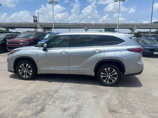 Celestial Silver Metallic 2021 Toyota Highlander XLE