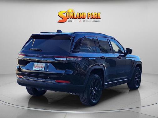 Diamond Black Crystal Pearlcoat 2025 Jeep Grand Cherokee Altitude
