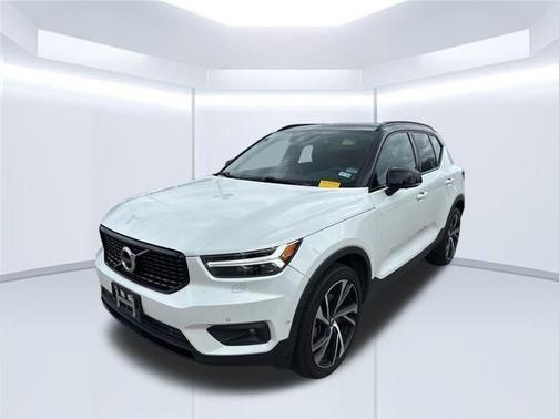 2022 Volvo XC40 T4 R-Design