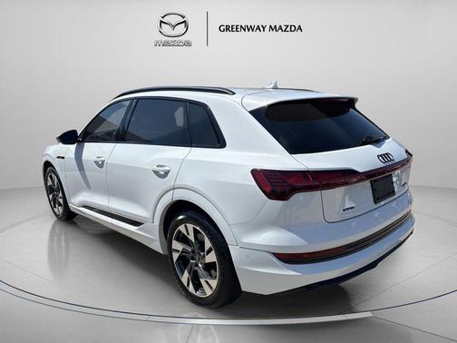 Glacier White Metallic 2022 Audi e-tron Premium
