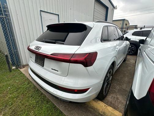Glacier White Metallic 2022 Audi e-tron Premium