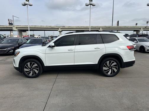 Pure White 2024 Volkswagen Atlas 2.0T SE w/Technology