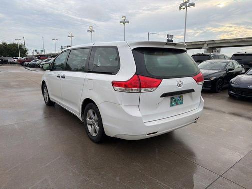 Super White 2013 Toyota Sienna SE