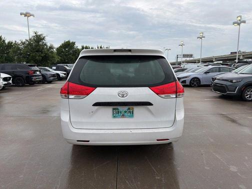 Super White 2013 Toyota Sienna SE