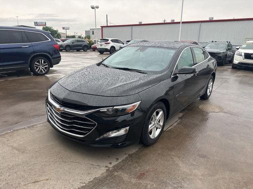 Mosaic Black Metallic 2024 Chevrolet Malibu FWD 1LT