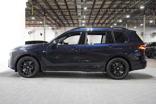 Carbon Black Metallic 2027 BMW X7 xDrive40i