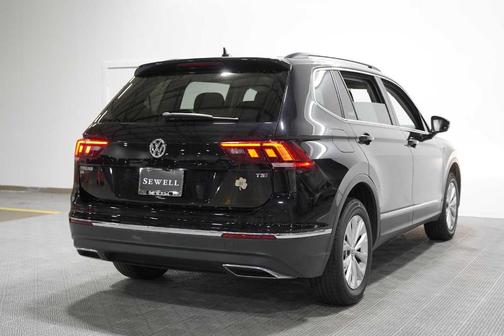 Deep Black Pearl Effect 2018 Volkswagen Tiguan 2.0T SE