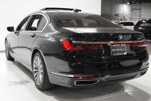 2022 BMW 740 i
