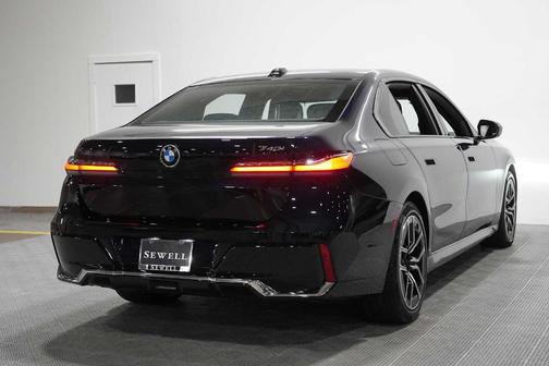 Carbon Black Metallic 2026 BMW 740 i