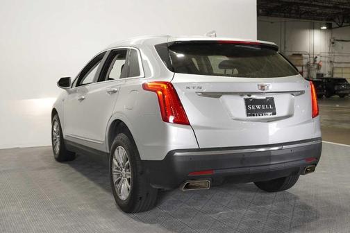 Radiant Silver Metallic 2017 Cadillac XT5 Luxury