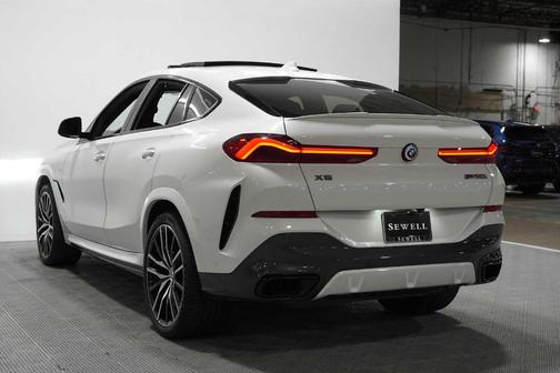 Mineral White Metallic 2022 BMW X6 M50i
