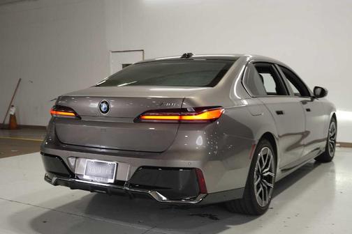 2025 BMW 740 i