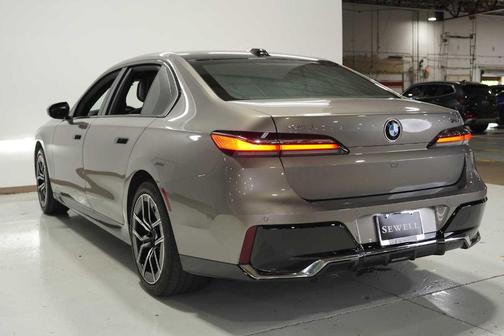 2025 BMW 740 i
