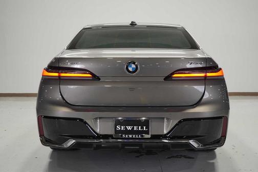 2025 BMW 740 i