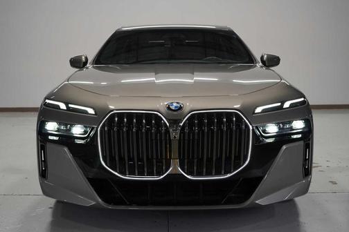 2025 BMW 740 i