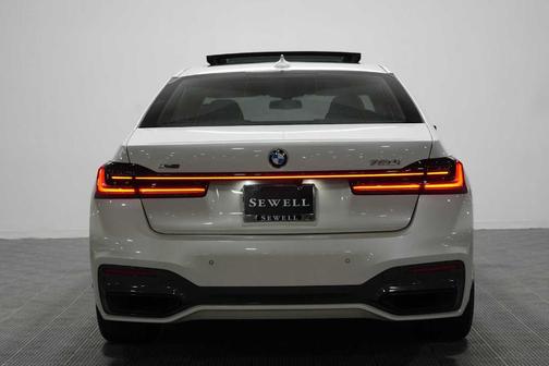Mineral White Metallic 2022 BMW 750 i xDrive