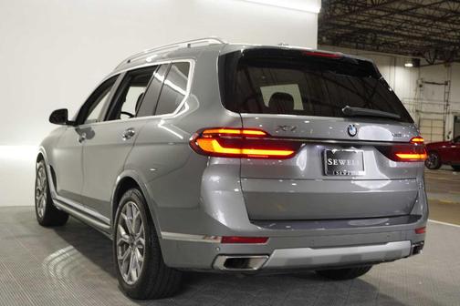 Gray Metallic 2025 BMW X7 xDrive40i
