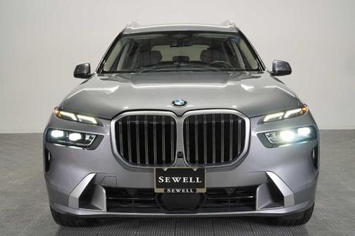 Gray Metallic 2025 BMW X7 xDrive40i