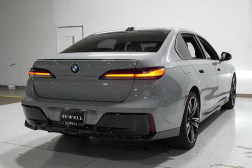 2023 BMW 740 i