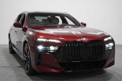 Aventurin Red Metallic 2023 BMW i7 xDrive60