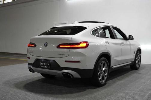 Mineral White Metallic 2024 BMW X4 xDrive30i