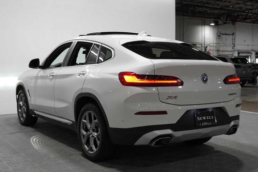 Mineral White Metallic 2024 BMW X4 xDrive30i