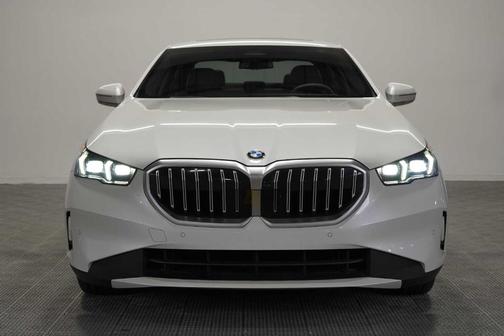 Mineral White Metallic 2025 BMW 530 i xDrive
