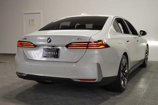 Mineral White Metallic 2025 BMW 530 i xDrive
