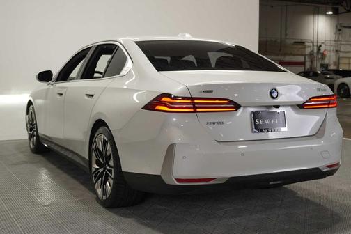 Mineral White Metallic 2025 BMW 530 i xDrive