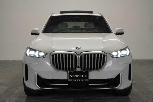 Mineral White Metallic 2024 BMW X5 xDrive40i