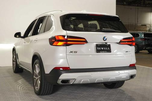 Mineral White Metallic 2024 BMW X5 xDrive40i