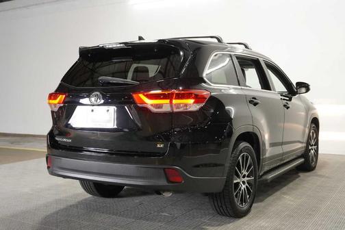 Midnight Black Metallic 2017 Toyota Highlander SE