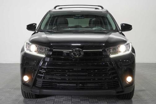 Midnight Black Metallic 2017 Toyota Highlander SE