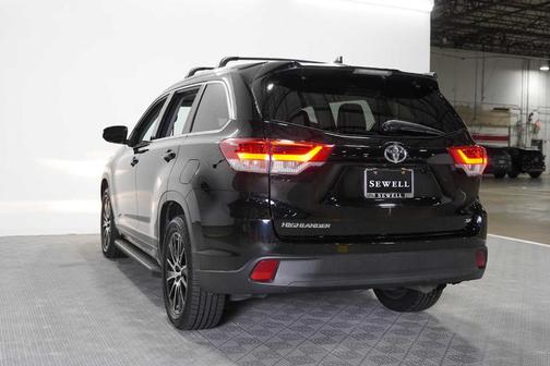 Midnight Black Metallic 2017 Toyota Highlander SE