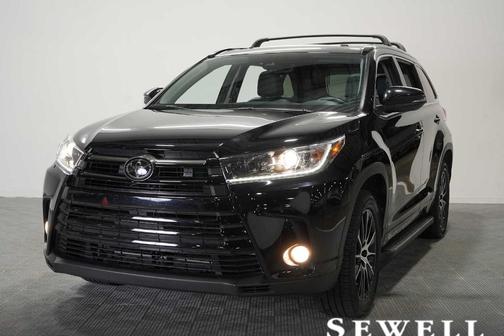 Midnight Black Metallic 2017 Toyota Highlander SE
