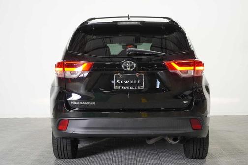 Midnight Black Metallic 2017 Toyota Highlander SE