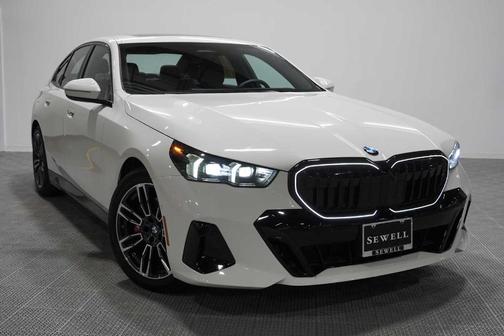 Alpine White 2026 BMW 530 i