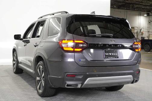 Modern Steel Metallic 2023 Honda Pilot Elite