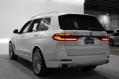 Mineral White Metallic 2023 BMW X7 xDrive40i