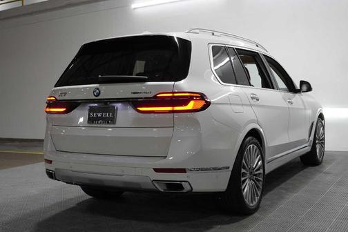Mineral White Metallic 2023 BMW X7 xDrive40i