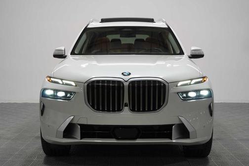Mineral White Metallic 2023 BMW X7 xDrive40i