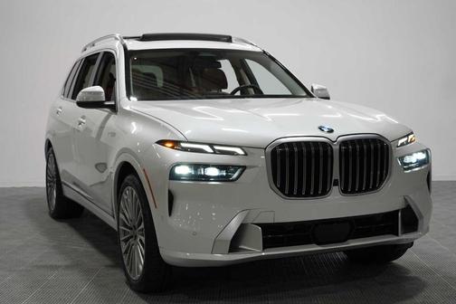 Mineral White Metallic 2023 BMW X7 xDrive40i