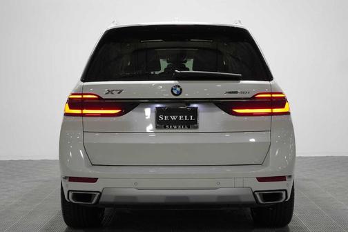 Mineral White Metallic 2023 BMW X7 xDrive40i