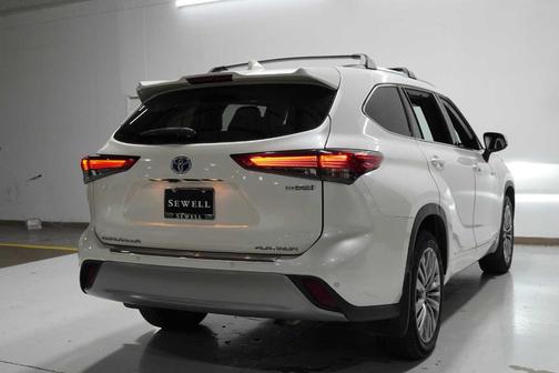 2021 Toyota Highlander Hybrid Platinum