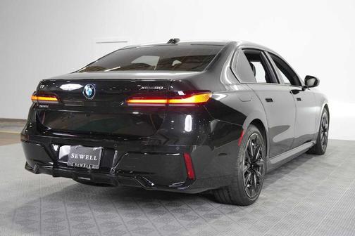 Black Sapphire Metallic 2025 BMW i7 xDrive60