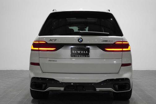 Mineral White Metallic 2024 BMW X7 xDrive40i