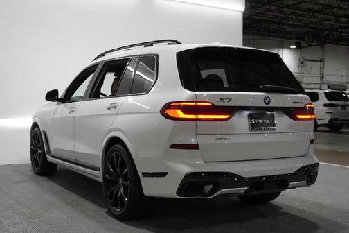 Mineral White Metallic 2024 BMW X7 xDrive40i