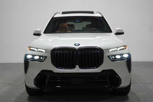 Mineral White Metallic 2024 BMW X7 xDrive40i
